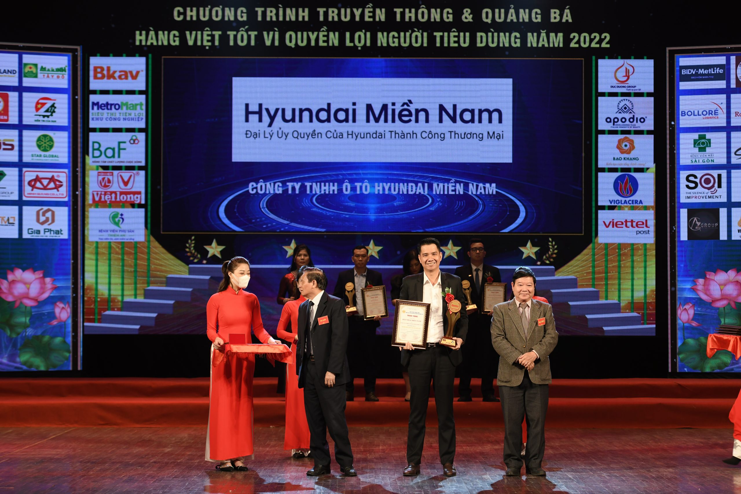 Hyundai Miền Nam đạt danh hiệu "TOP 20 Thương Hiệu Vàng Việt Nam Năm 2022" tại chương trình: "Hàng Việt tốt vì quyền lợi người tiêu dùng năm 2022".
