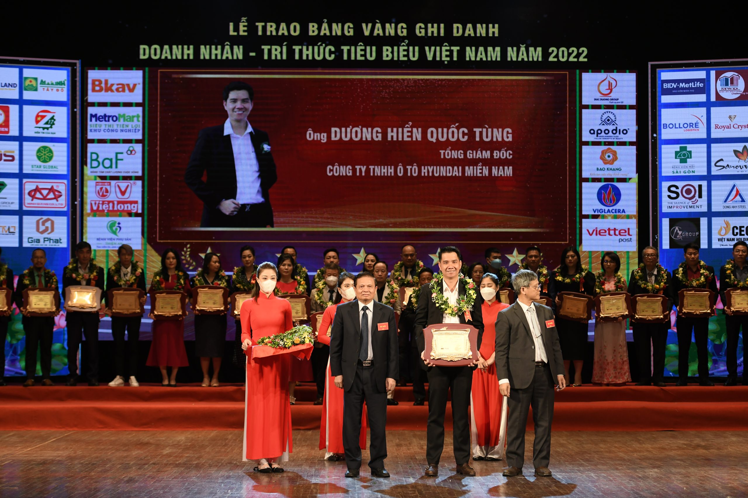 Doanh nhân Dương Hiển Quốc Tùng - Tổng Giám Đốc Hyundai Miền Nam xuất sắc ghi danh bàng vàng "Doanh Nhân Xuất Sắc Năm 2022" trong "Chương Trình Kết Nối Nhân Tài Phát Triển Tài Năng Việt Nam Năm 2022"